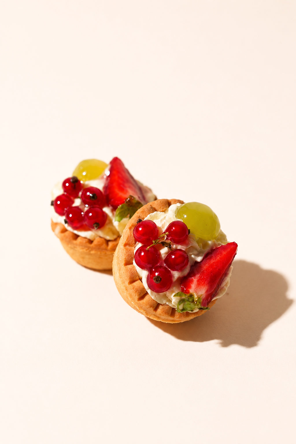 Mini tarte cu crema vanilie si fructe